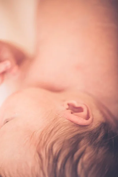 Menino Recém Nascido Deitado Cama Dormindo Perto Bebê Recém Nascido — Fotografia de Stock