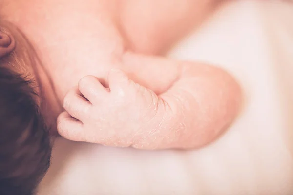 Close Bebê Recém Nascido Cama Com Muitos Cabelos Escuros Imagem — Fotografia de Stock