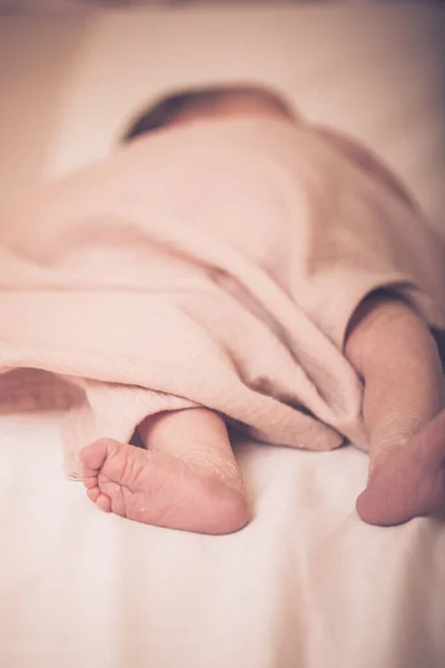 Imagem Perto Recém Nascidos Pés Bebê Bebê Recém Nascido Adormecido — Fotografia de Stock