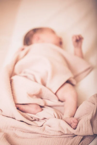 Sevimli Beyaz Beyaz Bebek Bezi Içinde Bebek Portresi Rüya Görüyor — Stok fotoğraf