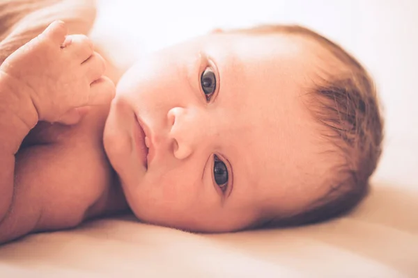 Sabahları Beyaz Güneşli Yatak Odasında Sevimli Bir Bebek Yeni Doğmuş — Stok fotoğraf