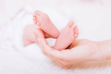 Yeni doğan çocuğun bacağı annesinin şefkatli ellerinde..