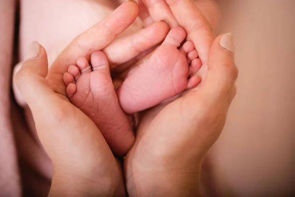 Baby Feet Mother Hands Tiny Newborn Baby Feet Female Heart — Stock Photo, Image