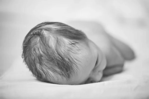 Primo Piano Neonato Sul Letto Con Molti Capelli Scuri Immagine — Foto Stock