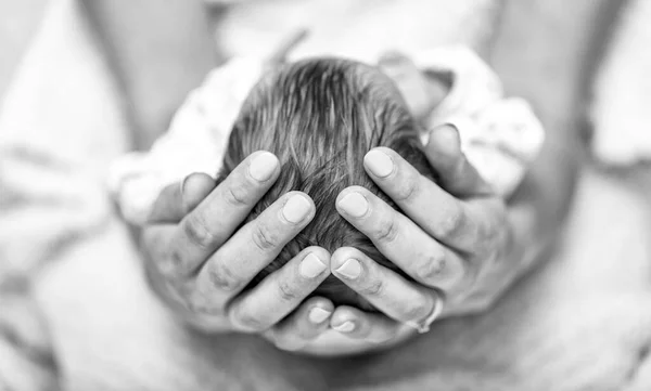 Mãe Segurando Cabeça Sua Menina Recém Nascida Nas Mãos Bebé — Fotografia de Stock
