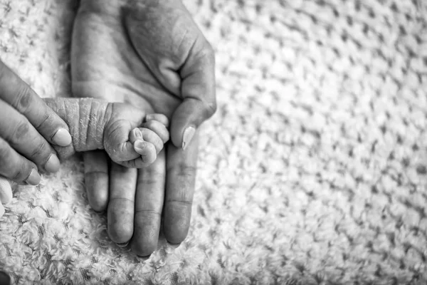 Mãe Gentilmente Segure Perna Bebê Mão Imagem Levemente Tonificada Com — Fotografia de Stock