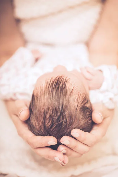 Mãe Amorosa Cuidar Seu Bebé Recém Nascido Casa Feche Foto — Fotografia de Stock