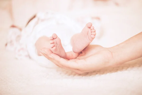 Bebek Ayakları Annenin Ellerinde Yeni Doğmuş Bebeğin Ayakları Kadın Şeklinde — Stok fotoğraf