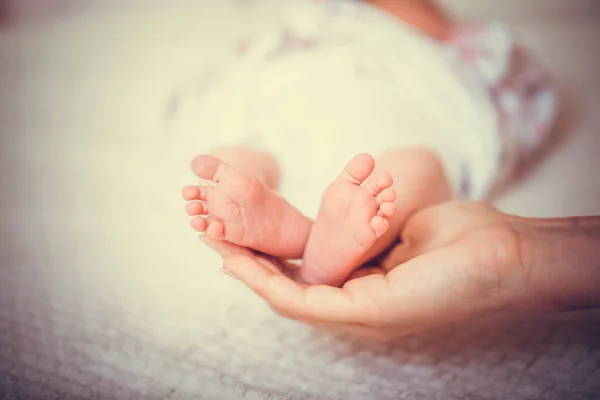 Yeni Doğan Çocuğun Bacağı Annesinin Şefkatli Ellerinde — Stok fotoğraf
