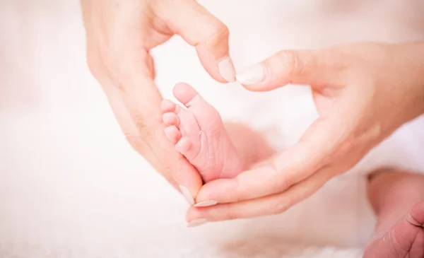 Ноги Новорожденного Ребенка Обнимают Мать Формируя Сердце Символизирует Любовь Единство — стоковое фото