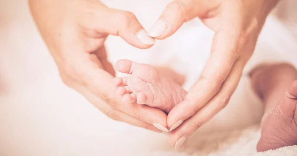 Новорожденные Детские Лапки Руках Мамы Папы Форме Прекрасного Сердца — стоковое фото