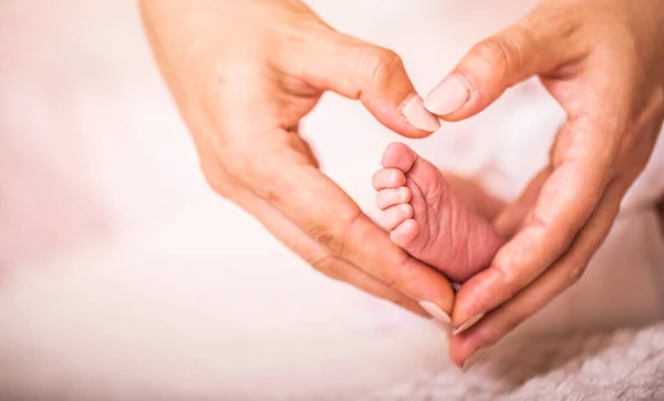 Legs Newborn Baby Hands Hug Mother Forming Heart Symbolizes Love — Stock Photo, Image