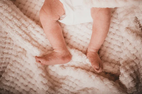 Par Pés Recém Nascidos Cobertor Branco Macio Pés Bebê Recém — Fotografia de Stock