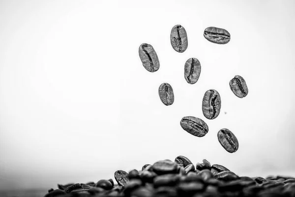Bruine Gebrande Koffiebonen Vallen Vliegen Witte Achtergrond Sluitingen Van Koffiebonen — Stockfoto