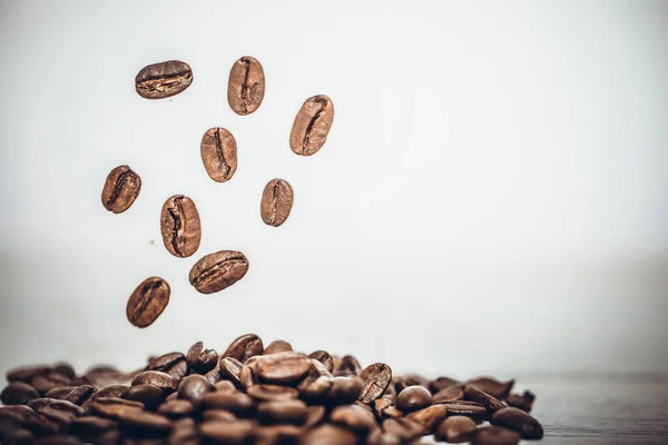 Bruine Gebrande Koffiebonen Vallen Vliegen Witte Achtergrond Sluitingen Van Koffiebonen — Stockfoto
