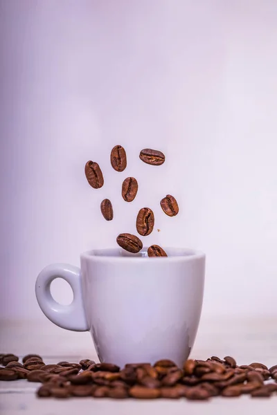 Koffiebonen Vallen Een Witte Beker Snelheidsschot Gebrande Koffiebonen Vallen Koffiekop — Stockfoto