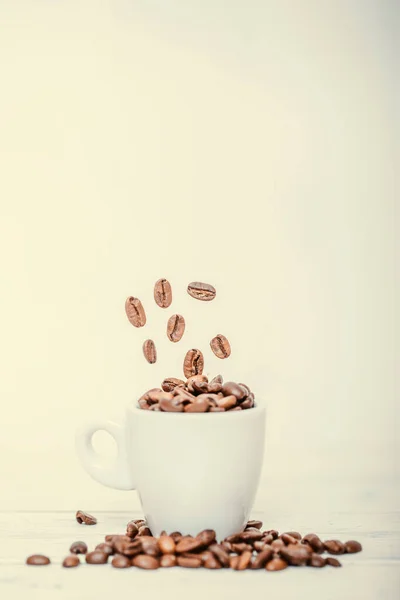 Koffiebonen Vallen Een Witte Beker Snelheidsschot Geroosterde Koffiebonen Vallen Koffiebeker — Stockfoto