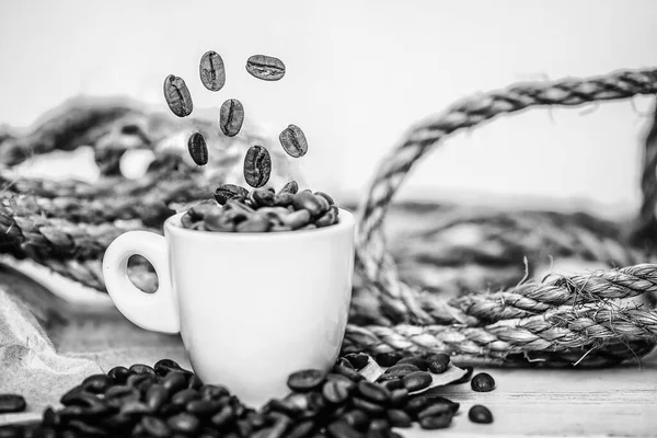 Geroosterde Koffiebonen Vallen Koffiebeker Met Papieren Zak Scheppen Oude Roestige — Stockfoto