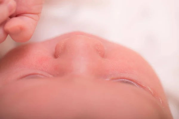 Close Bebê Recém Nascido Adorável Dormindo Lençóis Brancos Doce Criança — Fotografia de Stock
