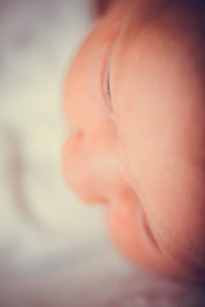 Bebê Recém Nascido Adormecido Cobertor Amante Mãe Mão Segurando Bonito — Fotografia de Stock