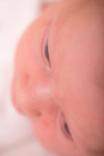 Bebê Recém Nascido Adormecido Cobertor Amante Mãe Mão Segurando Bonito — Fotografia de Stock