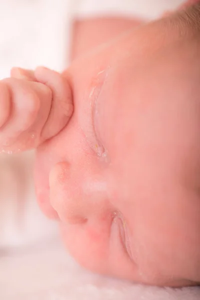 Schlafendes Neugeborenes Auf Einer Decke Liebevolle Mutter Hand Hält Niedlich — Stockfoto