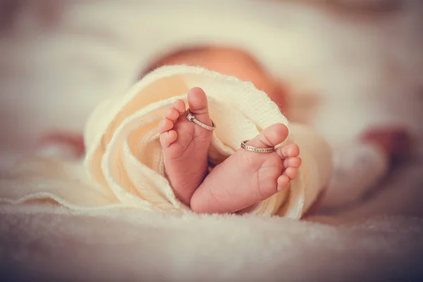 Los Pies Recién Nacido Sus Padres Anillos Boda Piernas Bebé —  Fotos de Stock