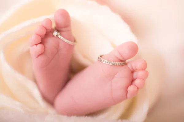 Egy Újszülött Lábai Szülei Jegygyűrűi Egy Újszülött Lábai Anya Jegygyűrűjével — Stock Fotó