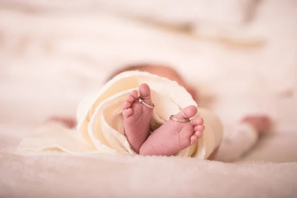 Babys Fuß Nahaufnahme Mit Zwei Ringen Nahaufnahme Neugeborener Babyfüße Mit — Stockfoto