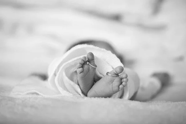 Bebek Ayağı Iki Yüzükle Yakın Plan Çekilmiş Yeni Doğmuş Bebek — Stok fotoğraf