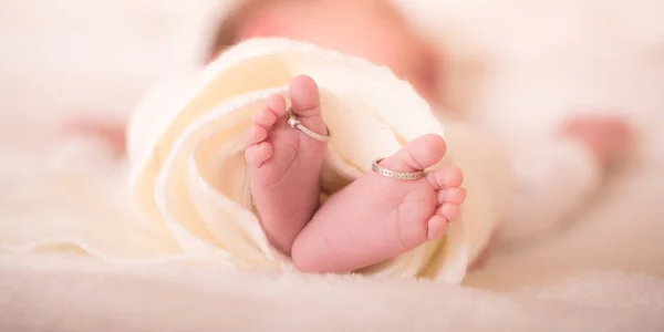 Babies Foot Taken Closeup Two Rings Closeup Newborn Baby Feet — Stock Photo, Image