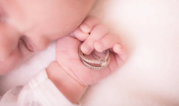 Bebek Eli Yeni Doğmuş Bebek Elinin Ebeveynlerin Eline Geçişi Bebek — Stok fotoğraf
