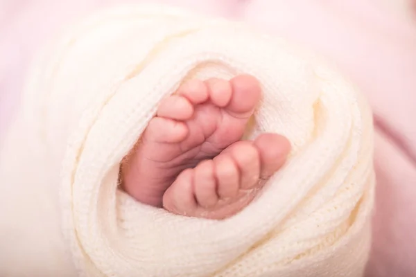 Ilık Beyaz Battaniyeli Yeni Doğmuş Bir Bebeğin Çıplak Ayakları Çocukluk — Stok fotoğraf