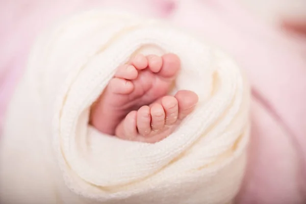 Los Pies Desnudos Bebé Recién Nacido Lindo Manta Blanca Cálida —  Fotos de Stock