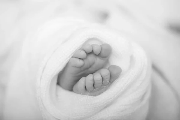 Nackte Füße Eines Niedlichen Neugeborenen Einer Warmen Weißen Decke Kindheit — Stockfoto