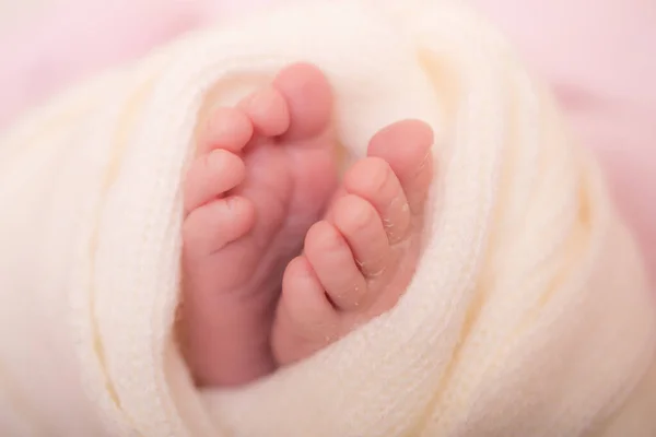 Pies Bebé Recién Nacidos Sobre Una Manta Suave Primer Plano —  Fotos de Stock
