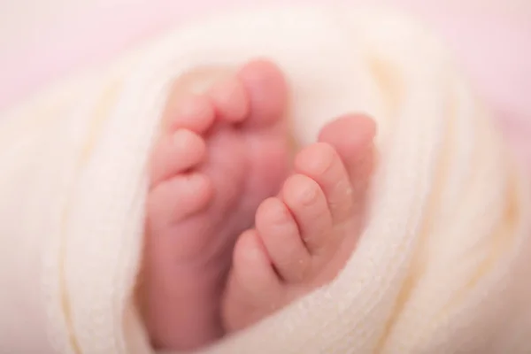 Pies Bebé Recién Nacidos Sobre Una Manta Suave Primer Plano —  Fotos de Stock