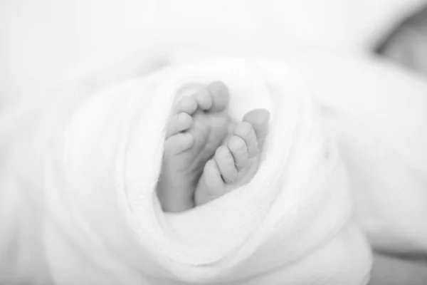 赤ちゃんが白い毛布の上で寝ているので 小さな愛らしい裸のピンクの赤ちゃんの足を閉じます 画像を閉じる — ストック写真