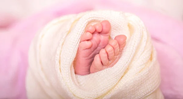 Close Tiny Adorable Bare Pink Baby Feet Infant Sleeps White — Stock Photo, Image