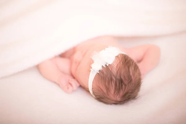Beyaz Üzerinde Uyuyan Güzel Bir Bebeğin Yakın Plan Portresi Beyaz — Stok fotoğraf