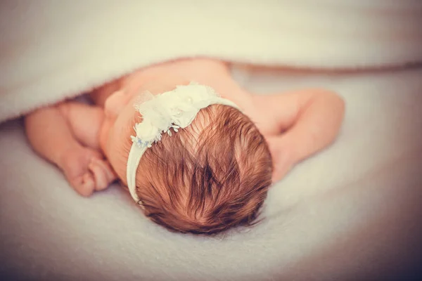 Beyaz Üzerinde Uyuyan Güzel Bir Bebeğin Yakın Plan Portresi Beyaz — Stok fotoğraf