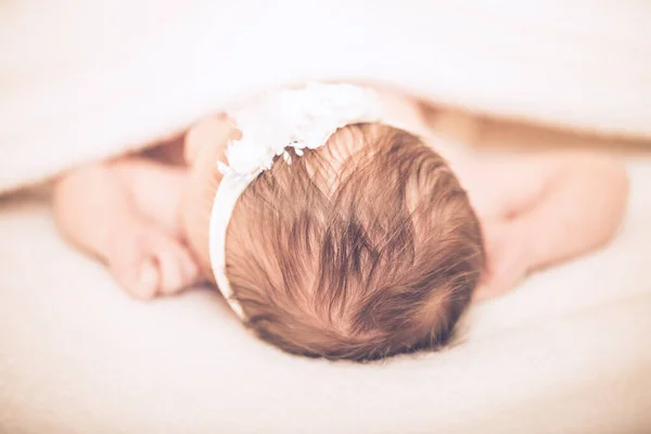 Yeni Doğmuş Bebek Hayatının Ilk Günlerinde Uyur Yeni Doğmuş Şirin — Stok fotoğraf