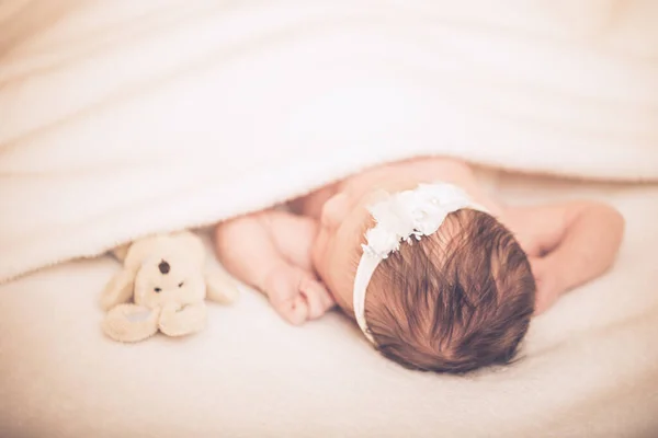 Pequeno Bebê Recém Nascido Bonito Menina Bebê Dormindo Uma Cama — Fotografia de Stock