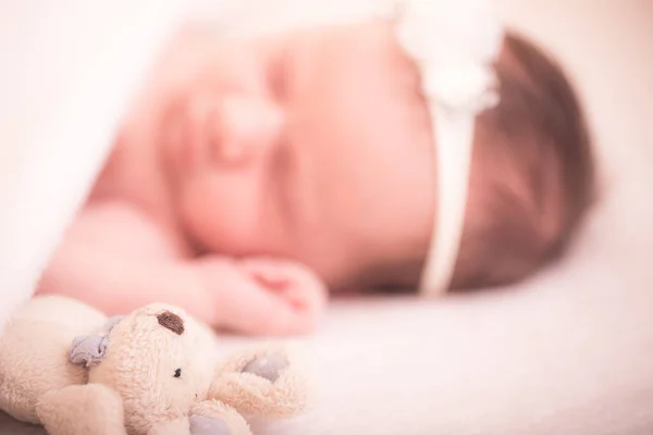 Pequeno Bebê Recém Nascido Bonito Menina Bebê Dormindo Uma Cama — Fotografia de Stock