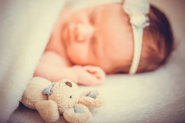 Küçük Yeni Doğmuş Tatlı Bir Bebek Çiçek Desenli Bir Yatakta — Stok fotoğraf