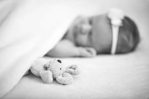 Pequeno Bebê Recém Nascido Bonito Menina Bebê Dormindo Uma Cama — Fotografia de Stock