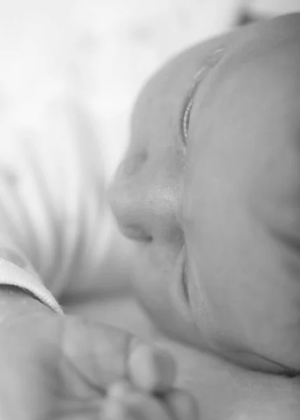Beyaz Çarşafların Üzerinde Uyuyan Sevimli Yeni Doğmuş Bebeğe Yakın Çekim — Stok fotoğraf