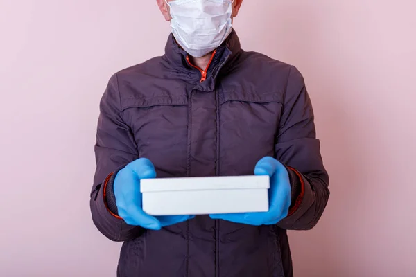 Homem Uniforme Uma Máscara Médica Luvas Borracha Azul Com Uma — Fotografia de Stock