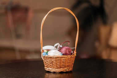 Paskalya sepetinde paskalya yumurtaları ve arka planda antika paneller. Yüksek resulotion resmi.