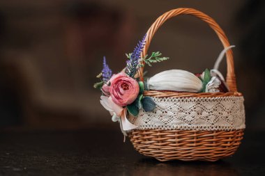 Paskalya yumurtaları kırsal arka planda dekoratif sepette. Yüksek resulotion resmi.